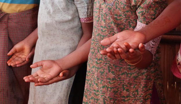 Mains jointes, enfants du Bangladesh