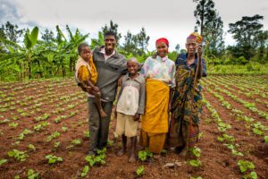 Burundi: Papa Gérard, with wife and children, and his mother to bean field | Papa Gérard, avec sa femme et ses enfants, ainsi que sa mère, dans un champ de haricots