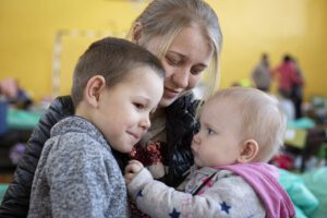 Viktoria Christianko, 27, Sonya, 1, Daniel, 4, from Mykolaiv in the shelter of elementary school No. 6 in Przemysl. Photo : Philipp Spalek/ Caritas