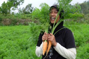Femme tenant des carottes, Indonesie | Woman holding carrots, Indonesia