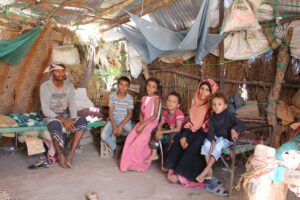 Famille du Yémen dans leur tente | Yemen family in their tent.
