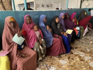 Mère en attente d'admission, Somalie | Somalia,  Mothers waiting for admission in a medical clinic