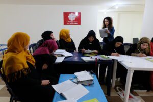 Femmes suivant une formation donnée par Caritas Liban | Women receiving training from Caritas Lebanon