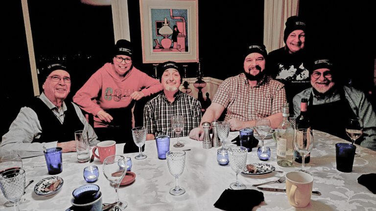 Carmen Michaud dines with members of the Yellowknife community in the Northwest Territories. Carmen Michaud dîne avec des membres de la communauté de Yellowknife, dans les Territoires du Nord-Ouest.