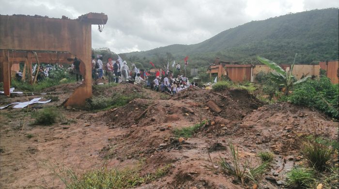 Le village de Bento Rodrigues dans le Minas Gerais, au Brésil, a été complètement détruit par les boues toxiques. | Bento Rodrigues village in Minas Gerais, Brazil, was completely destroyed by the toxic sludge.