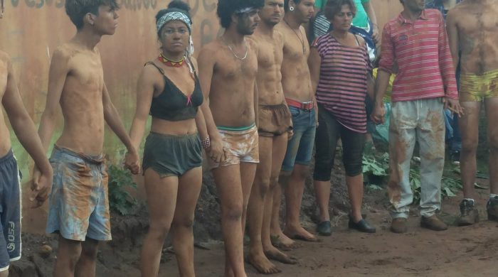 Des manifestant·e·s jouent une pièce dans le village de Bento Rodrigues pour commémorer sa destruction lors de la catastrophe de la mine Mariana en 2015. | Protestors perform a skit in Bento Rodrigues village