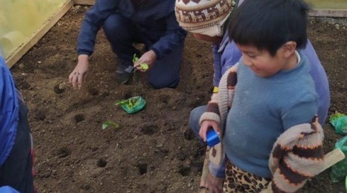Réalisation de jardin familial avec une famille de El Alto | Children work on a family garden in El Alto, Bolivia’s second largest city.