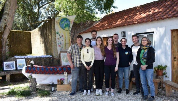 Connectez-vous au-delà des frontières ! Ces jeunes de partout dans le monde se sont rencontrés lors d’un camp organisé par la CIDSE au Portugal pour contribuer à reconnecter l’humanité avec la terre!