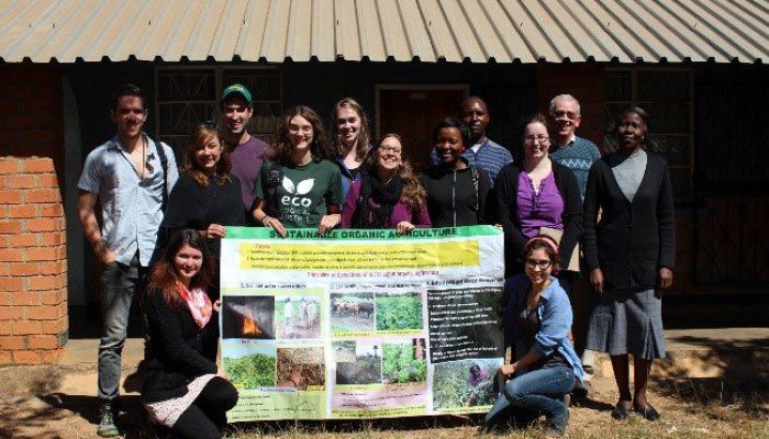 Rencontrez le monde ! En 2014, des membres jeunesse de tout le Canada ont visité un projet d’agriculture biologique d’un de nos partenaires en Zambie!